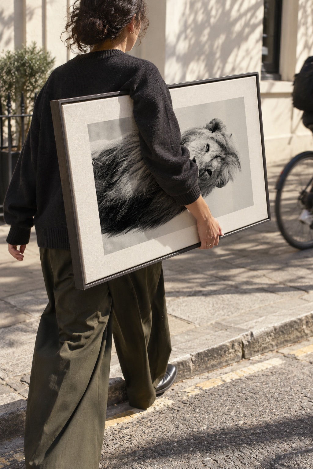 Majestic lion - Framed canvas in an interior