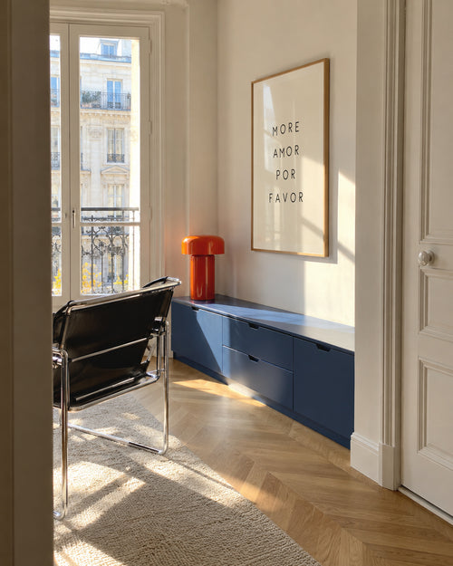More Amor - Framed poster in an interior