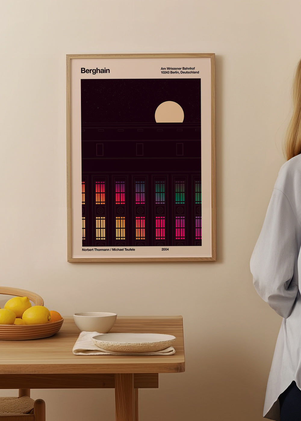 Stadtposter mit beleuchteter Fassade