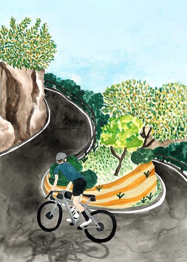 Landschaftsbild mit Radfahrer in Bergkurve