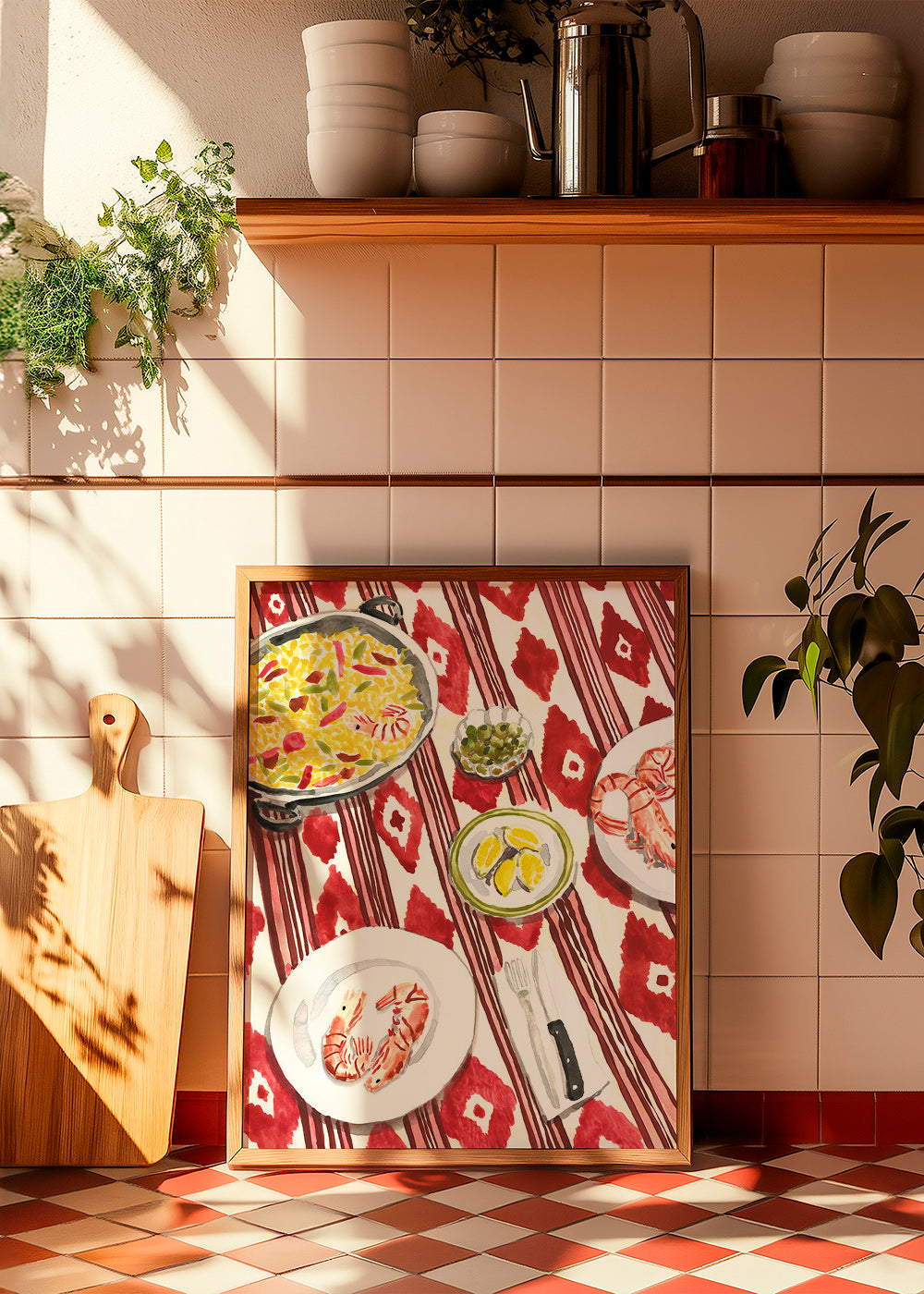 Küchenkunst: Paella und Garnelen auf gemustertem Tuch