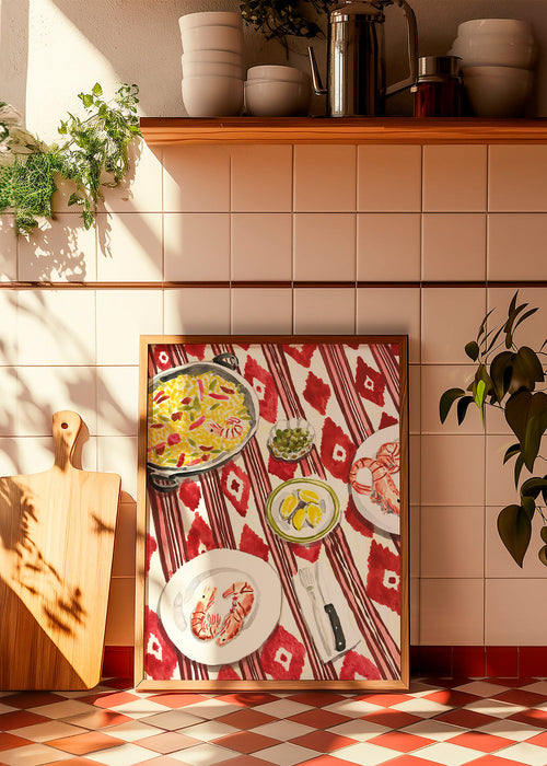 Küchenkunst: Paella und Garnelen auf gemustertem Tuch