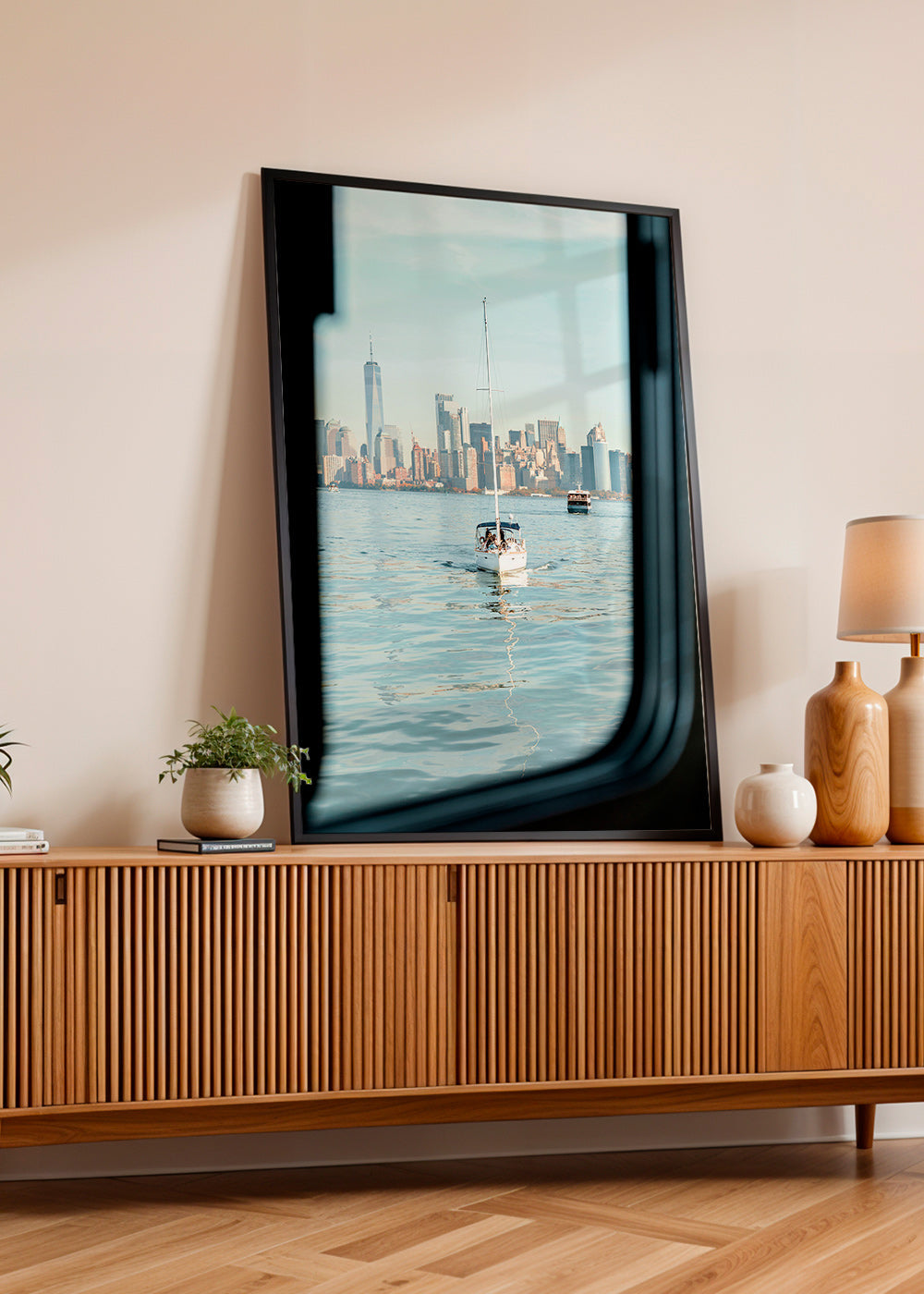 Reisebild mit Segelboot vor Skyline – Product3