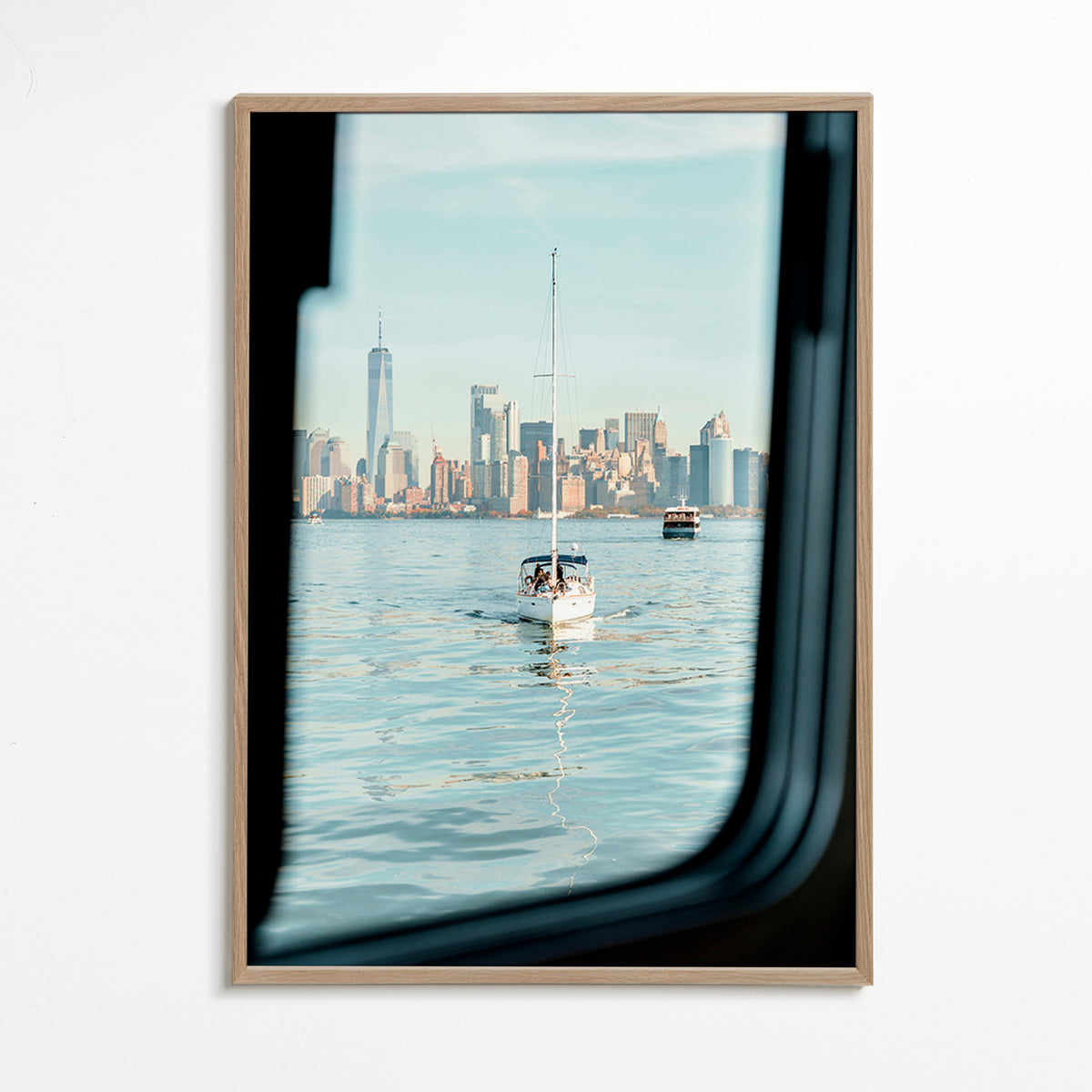 Reisebild mit Segelboot vor Skyline – Oak Frame