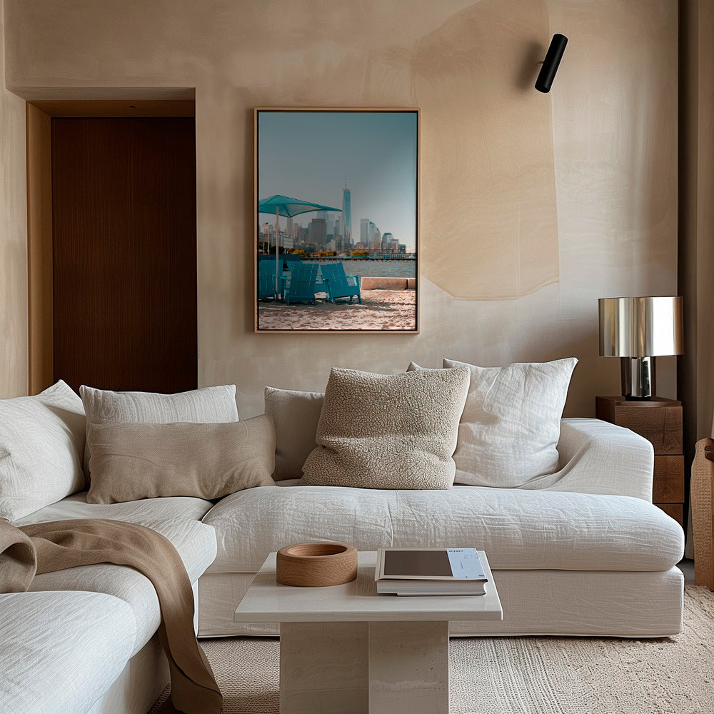 Reiseposter mit türkisfarbenen Strandstühlen und Stadtskyline – Canvas2