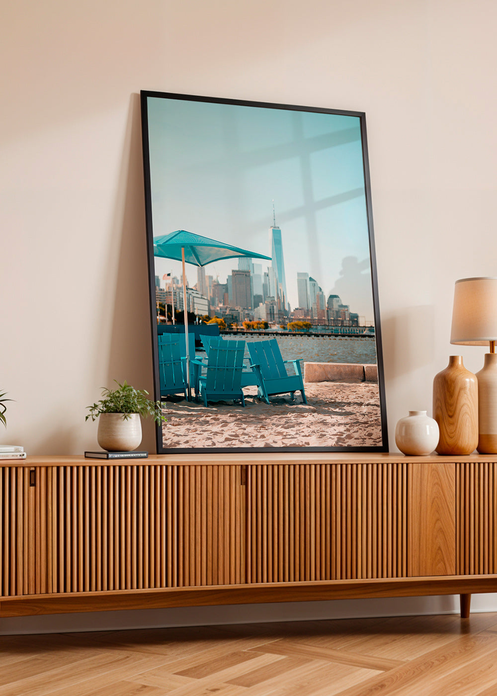 Reiseposter mit türkisfarbenen Strandstühlen und Stadtskyline – Product1
