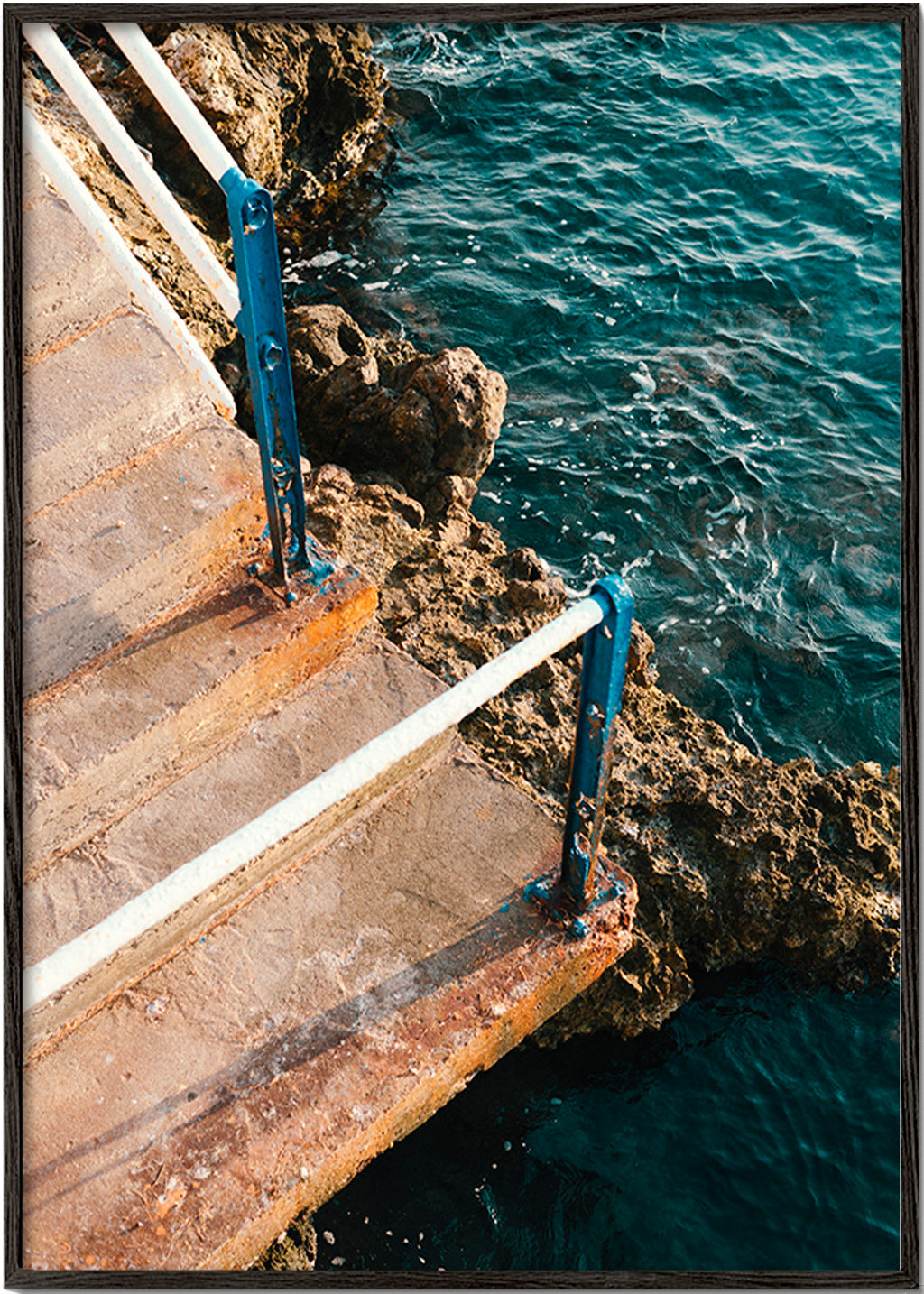 Landschaftskunst mit Treppe zum Meer – Black Frame