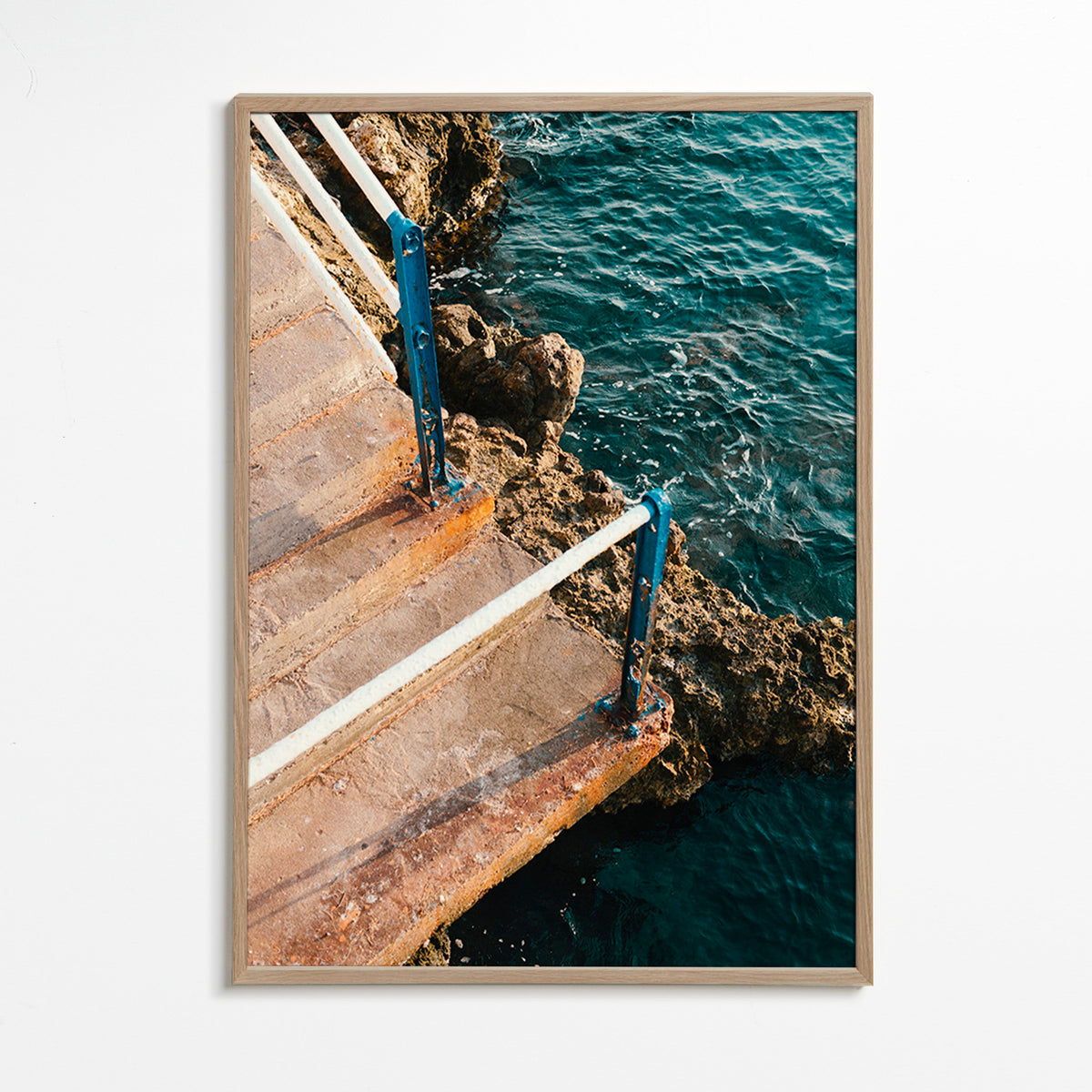 Landschaftskunst mit Treppe zum Meer – Oak Frame
