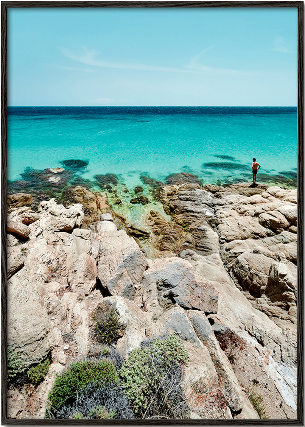 Landschaftskunst: felsige Küste mit türkisblauem Meer – Black Frame