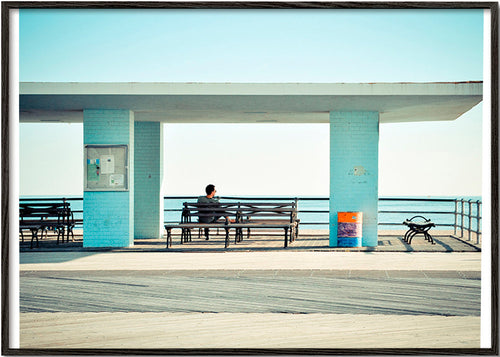 Molo-Fotografie mit einsamer Bank – Black Frame