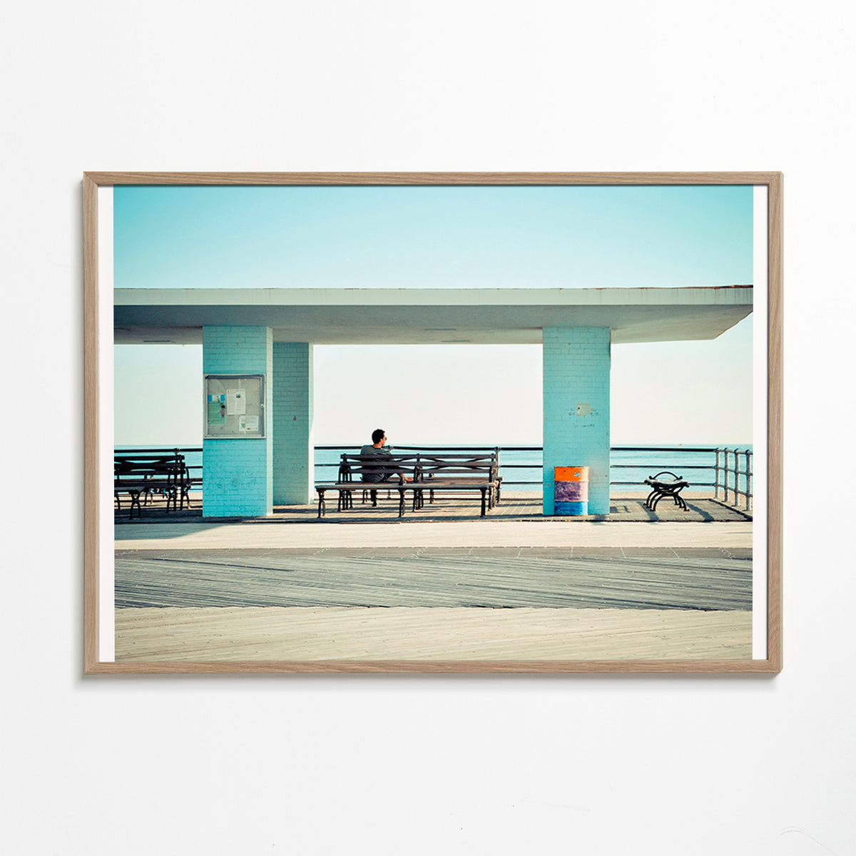 Molo-Fotografie mit einsamer Bank – Oak Frame