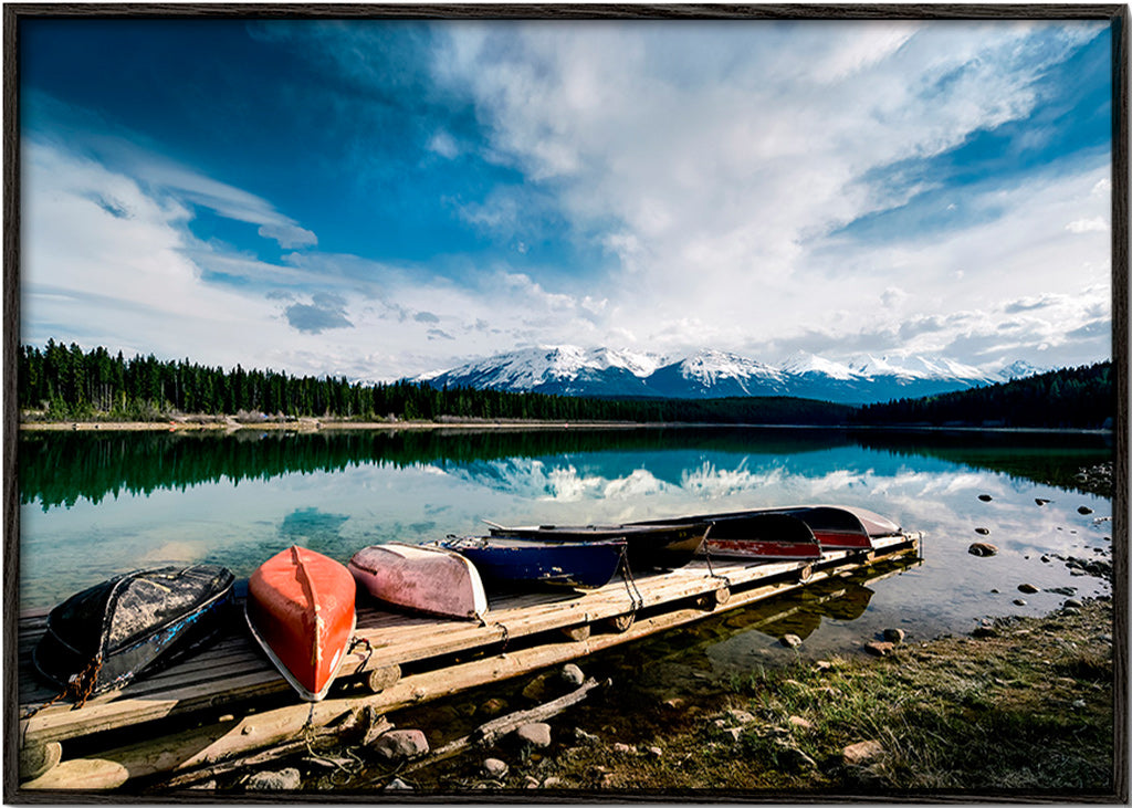 Landschaftsbild mit Kanus am Steg – Black Frame