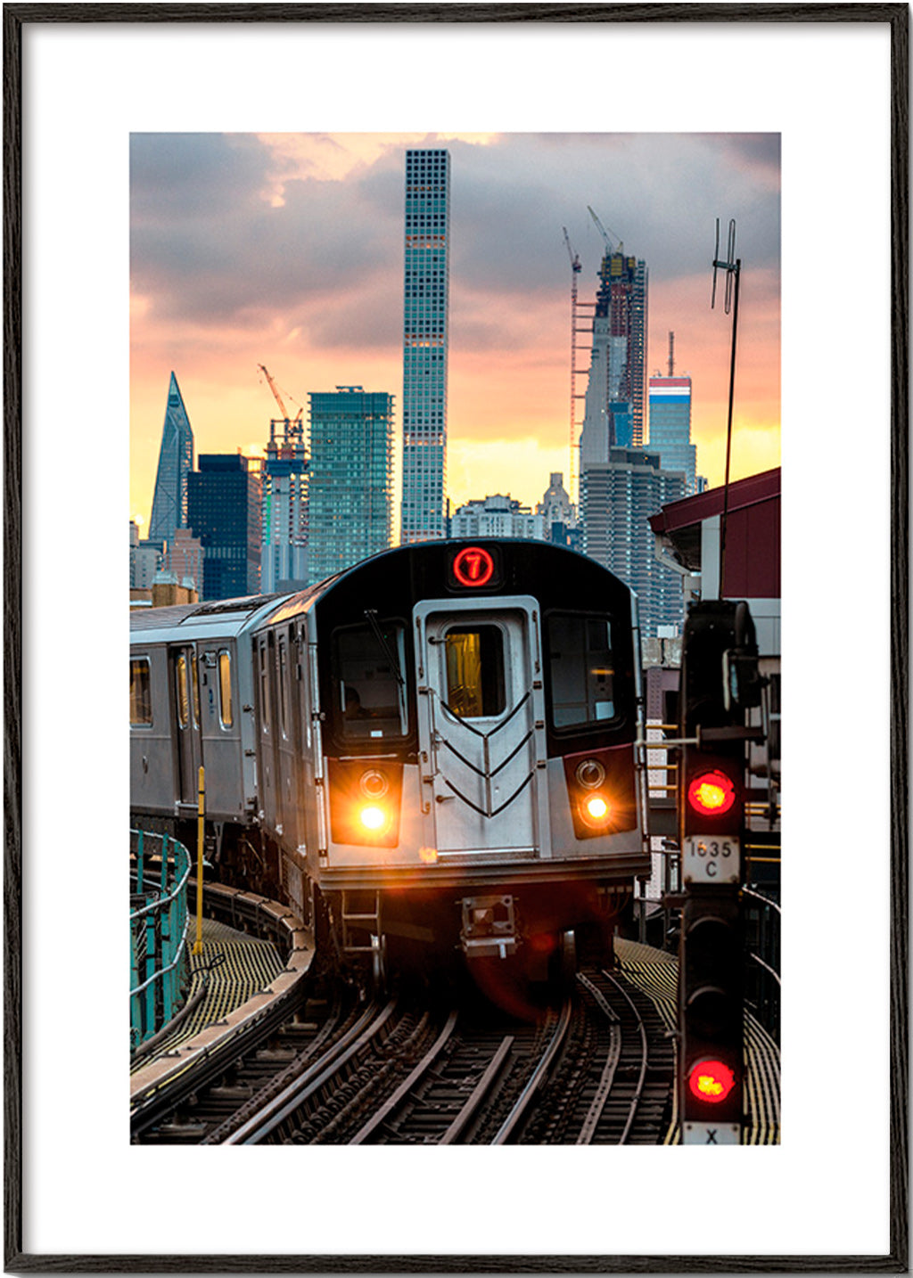 Stadtbild: U-Bahn 7 bei Sonnenuntergang – Black Frame