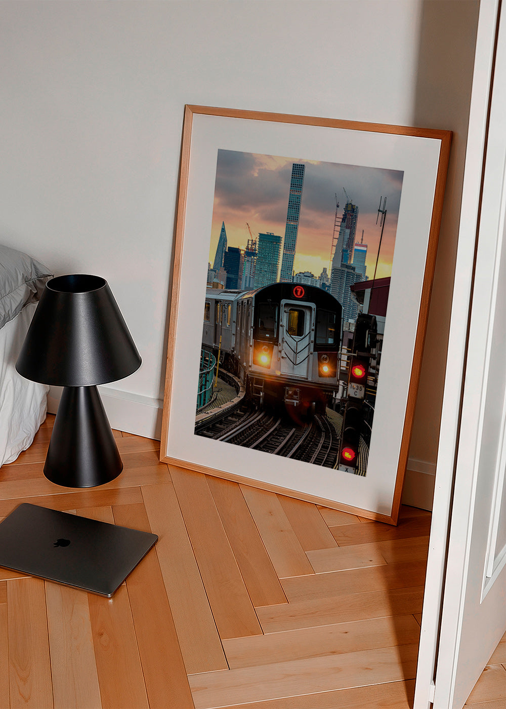 Stadtbild: U-Bahn 7 bei Sonnenuntergang – Product2
