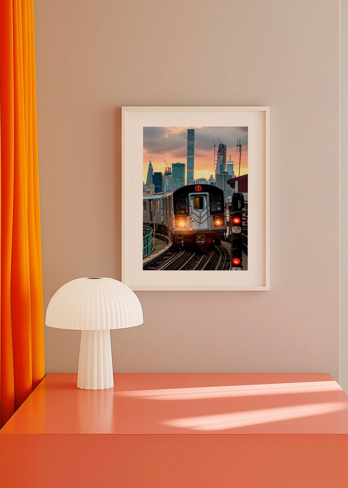 Stadtbild: U-Bahn 7 bei Sonnenuntergang – Product3