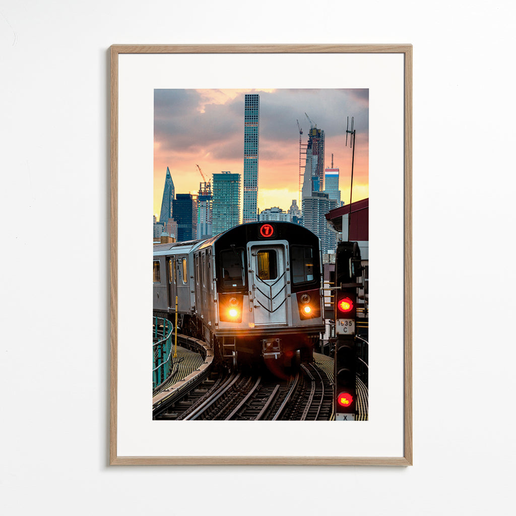 Stadtbild: U-Bahn 7 bei Sonnenuntergang – Oak Frame