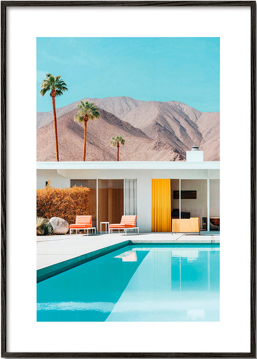 Landschaft mit Pool und Palmen – Black Frame