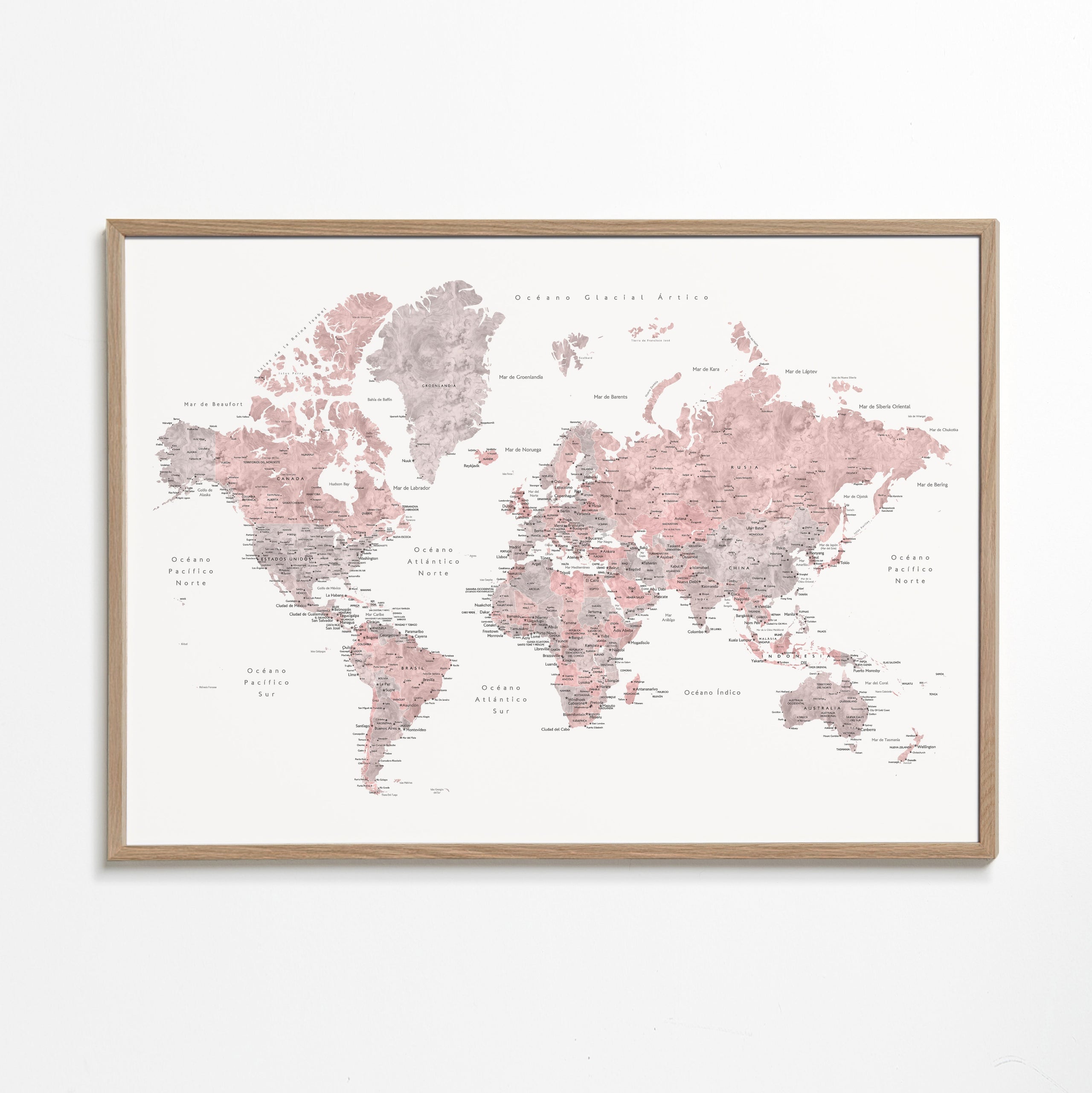 Detailed dusty pink watercolor world map with labels in Spanish, Piper