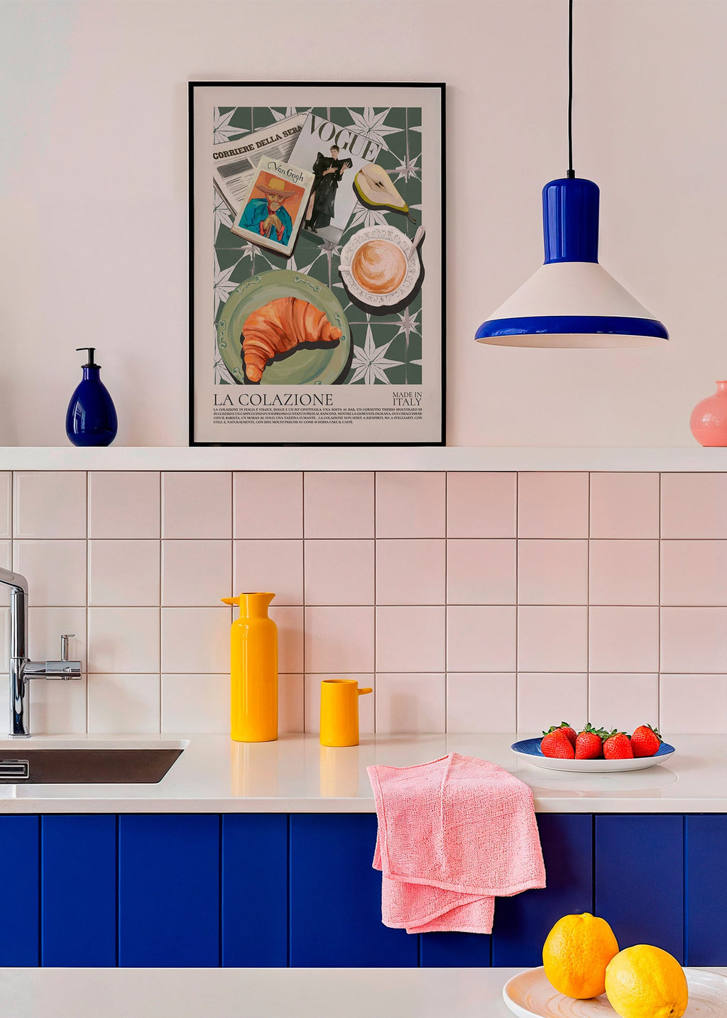 Küchenkunst mit Croissant und Magazin