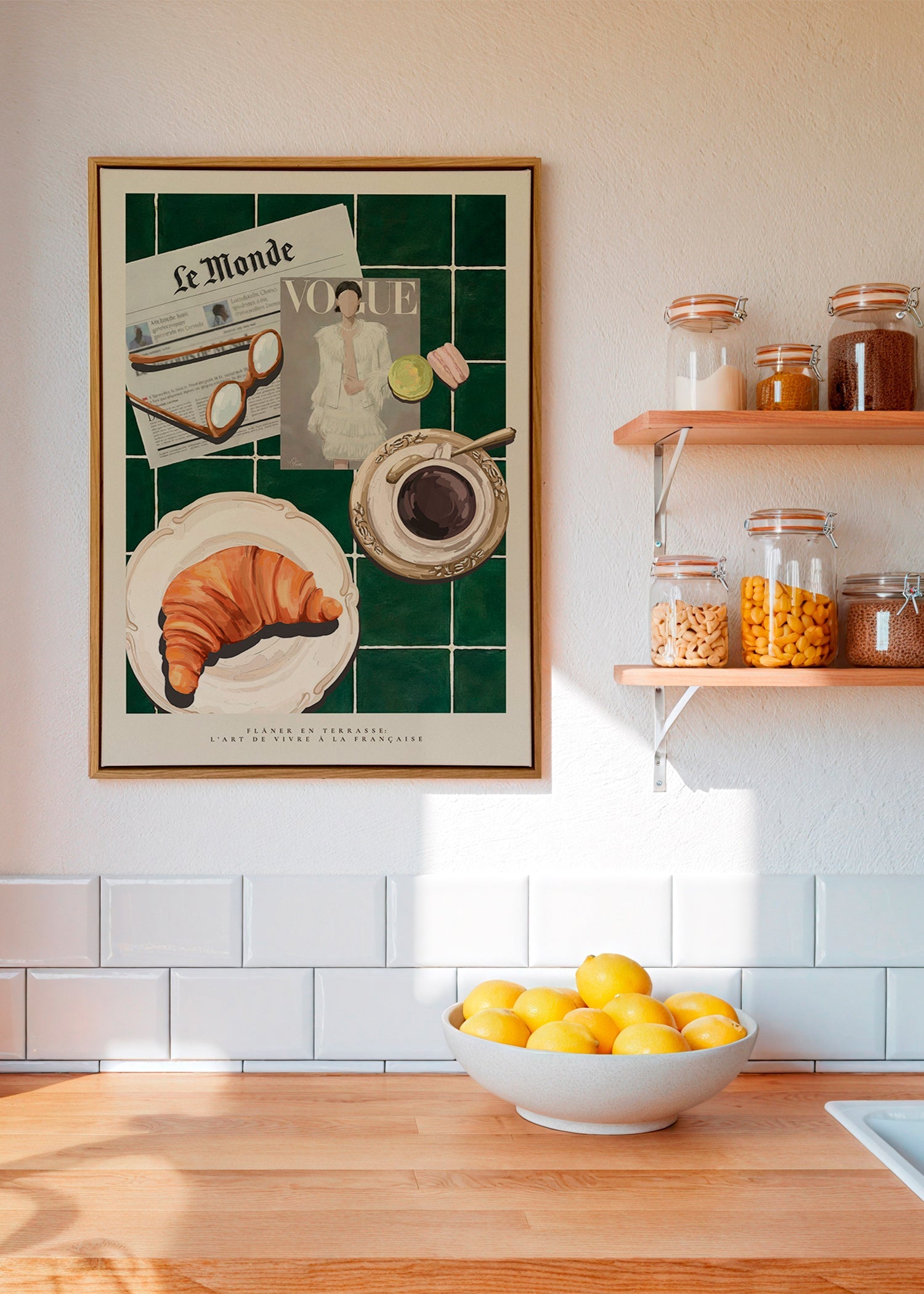 Küchenkunst mit Croissant und Kaffee
