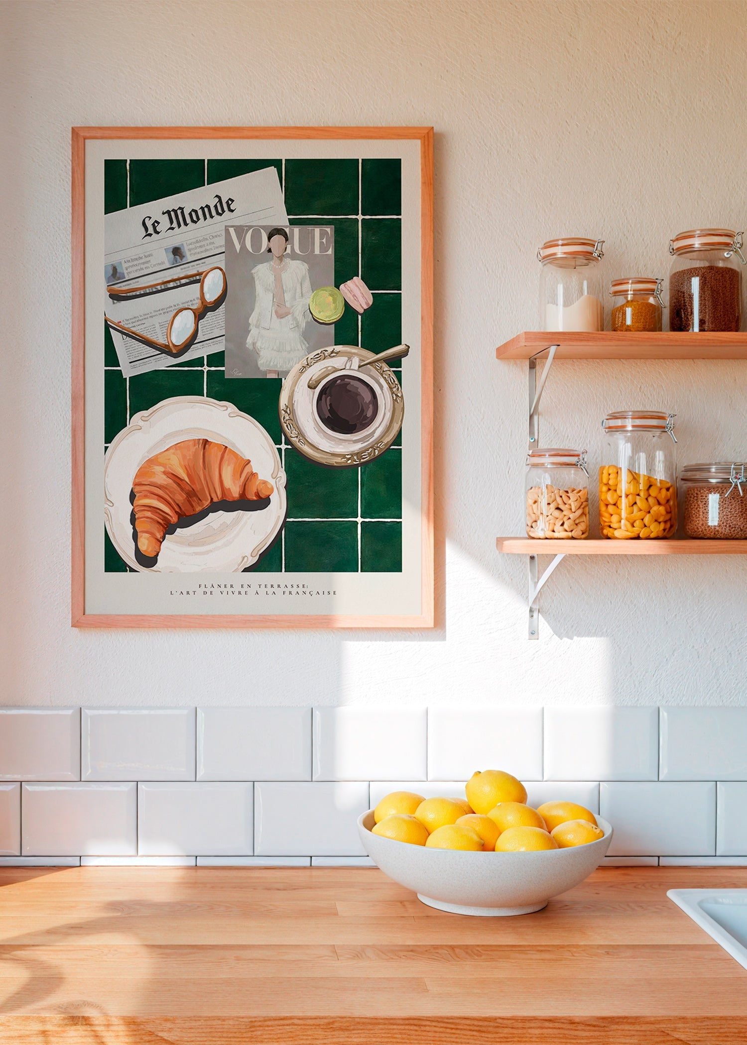 Küchenkunst mit Croissant und Kaffee