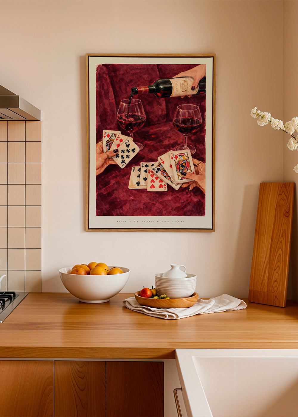 Küchenkunst mit Spielkarten und Rotwein