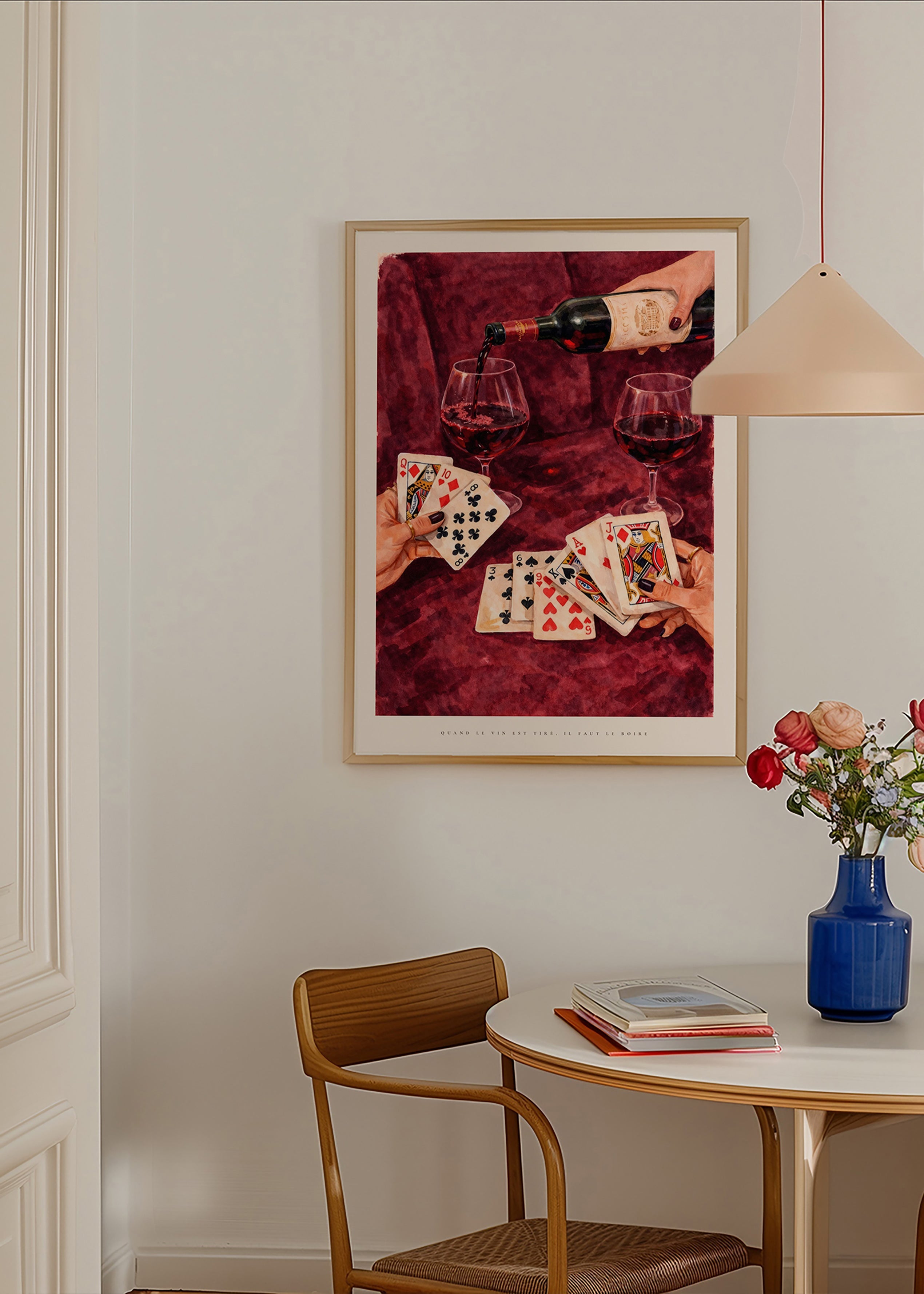 Küchenkunst mit Spielkarten und Rotwein