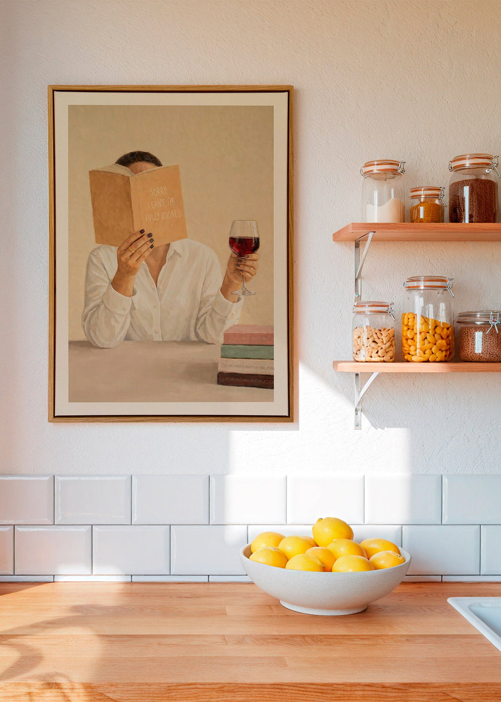 Küchenkunst: Frau liest mit einem Glas Wein