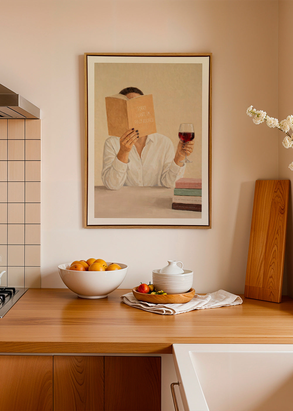 Küchenkunst: Frau liest mit einem Glas Wein