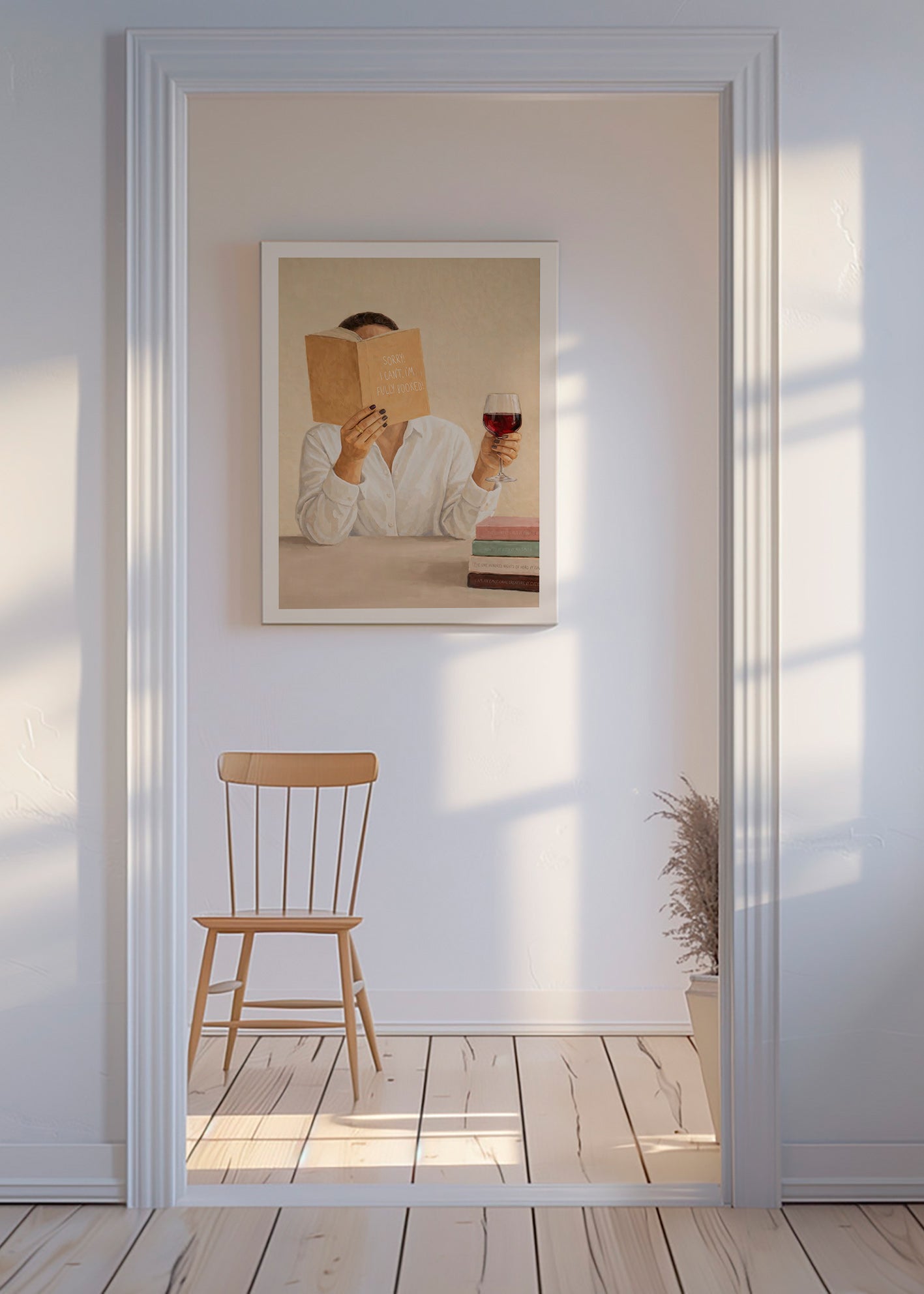 Küchenkunst: Frau liest mit einem Glas Wein