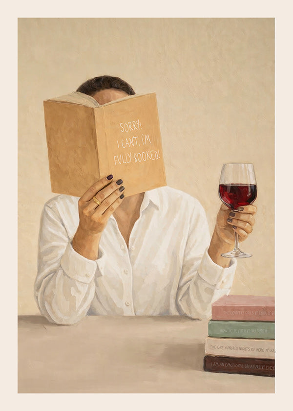 Küchenkunst: Frau liest mit einem Glas Wein