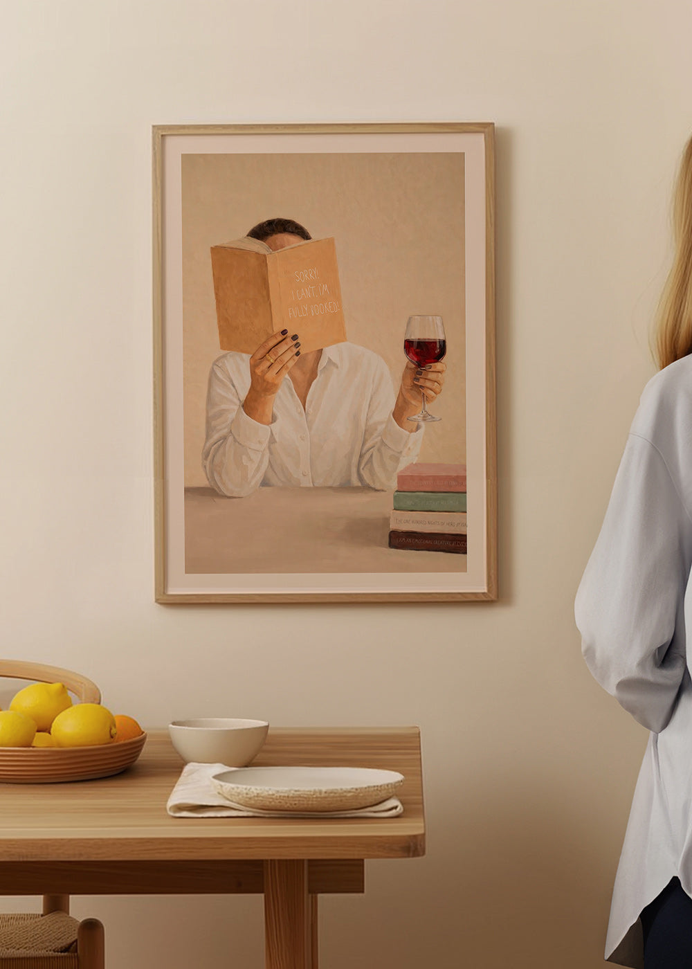 Küchenkunst: Frau liest mit einem Glas Wein