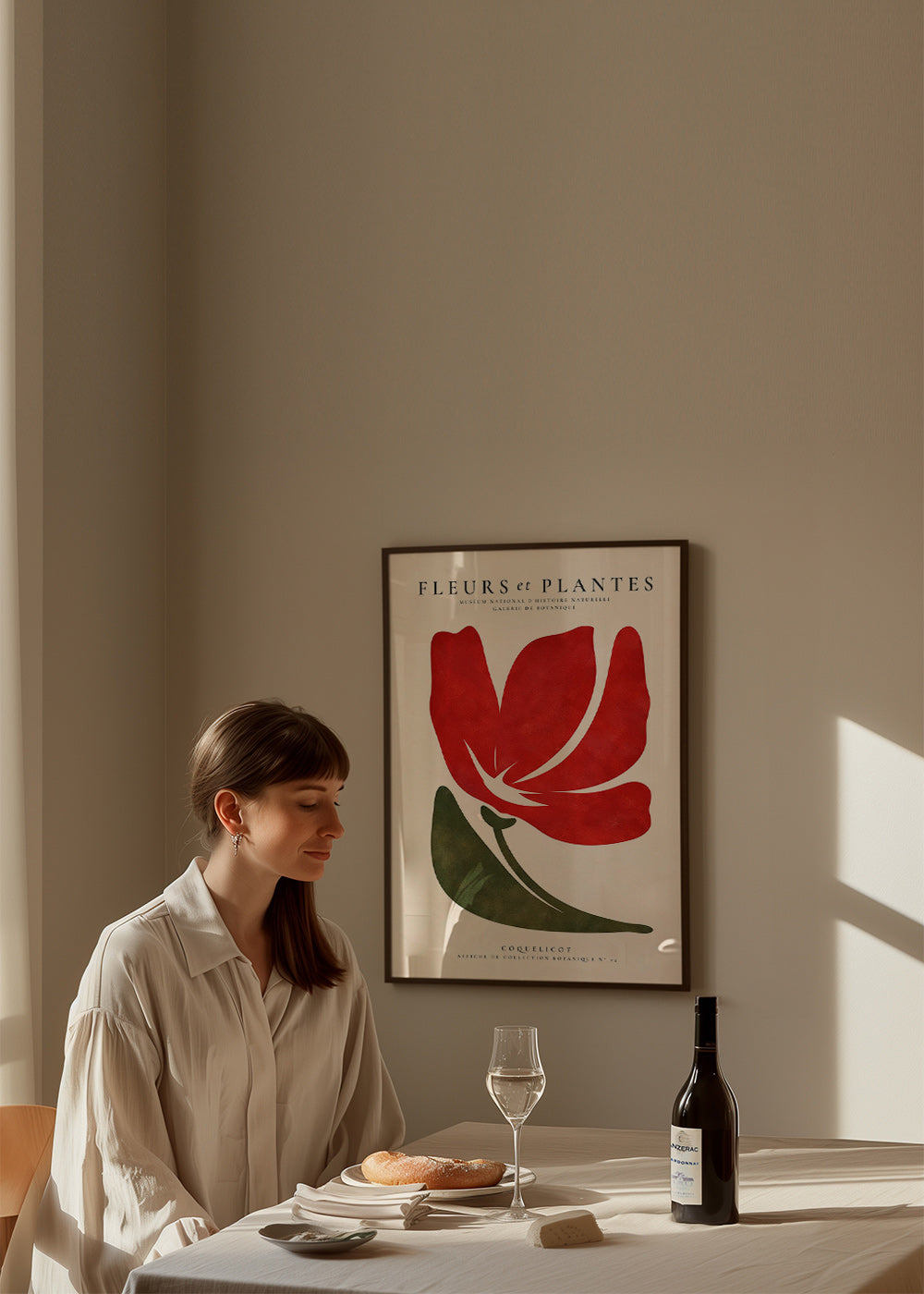 Botanischer Druck mit stilisiertem roten Mohn