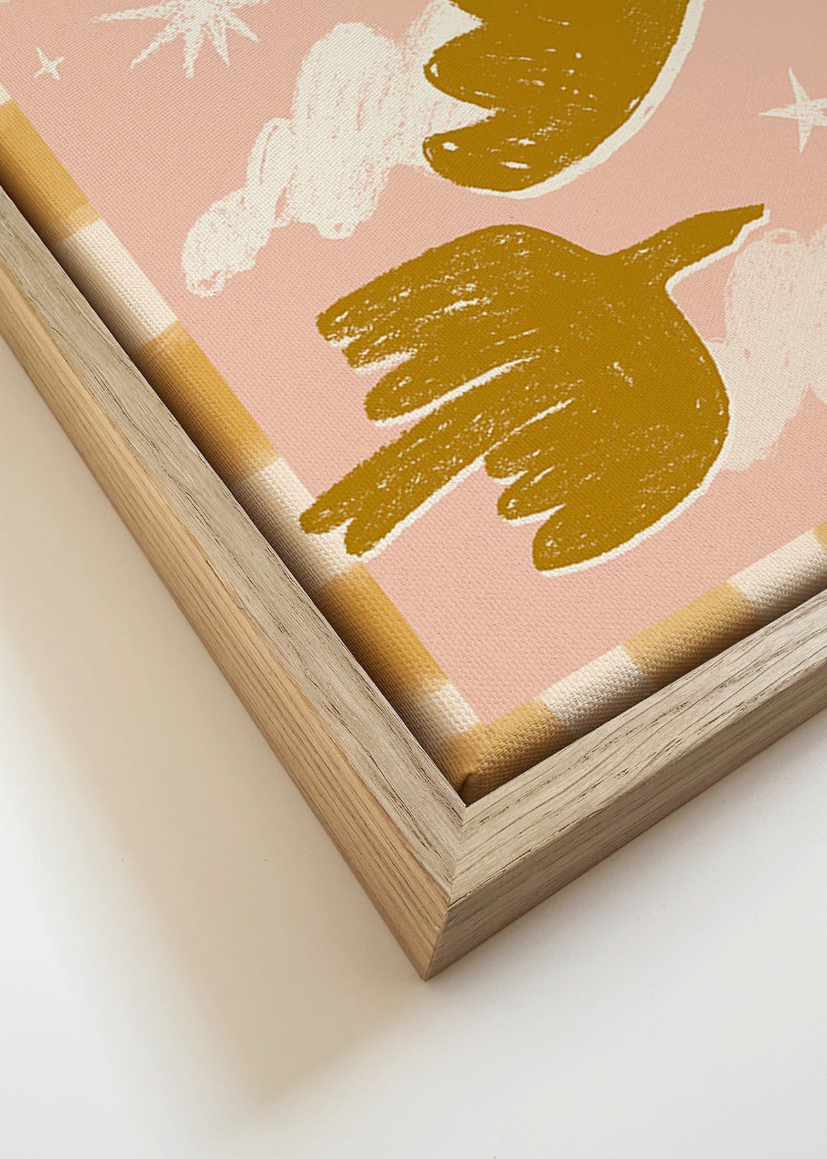 Goldene Vögel vor rosa Hintergrund