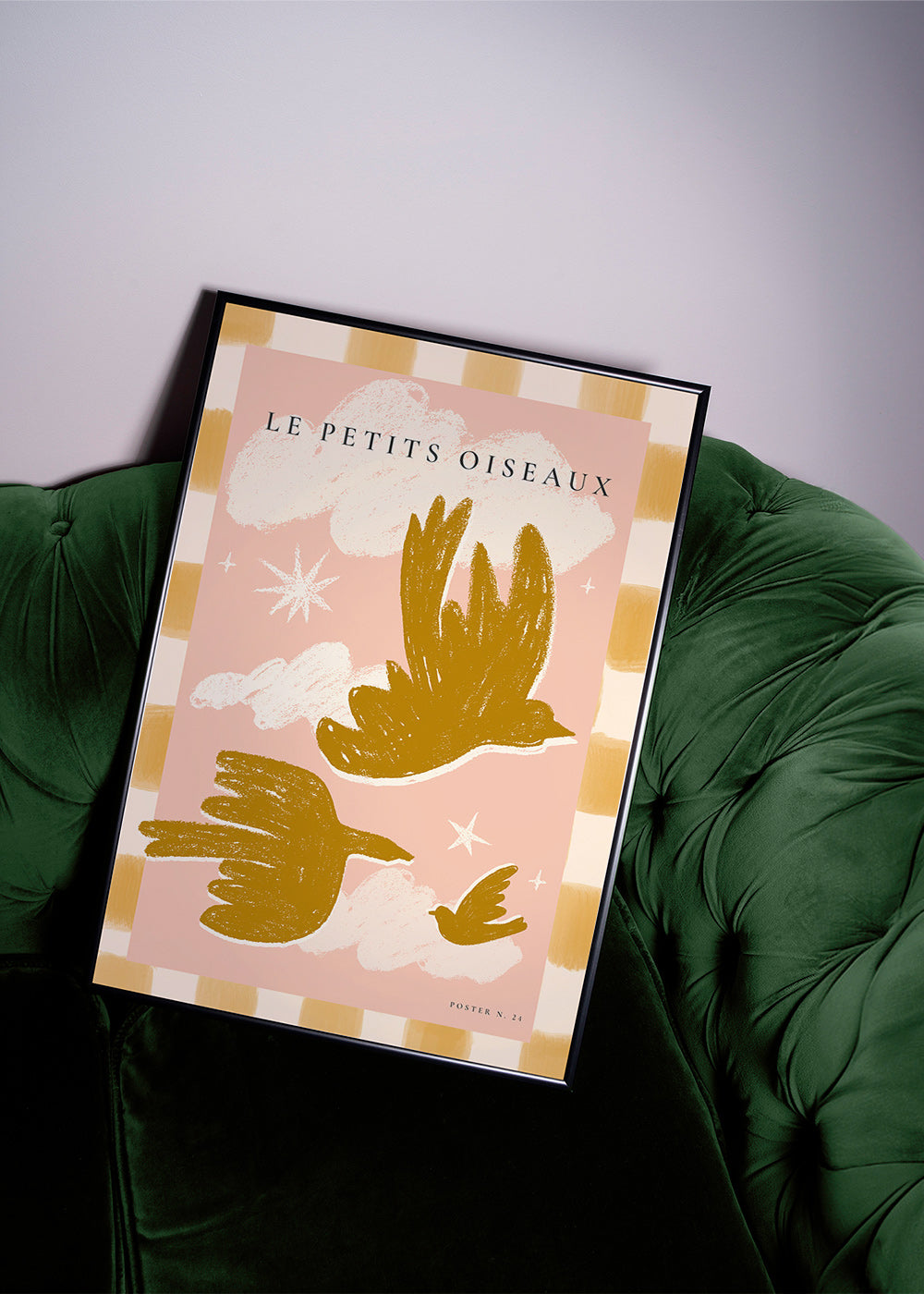Goldene Vögel vor rosa Hintergrund