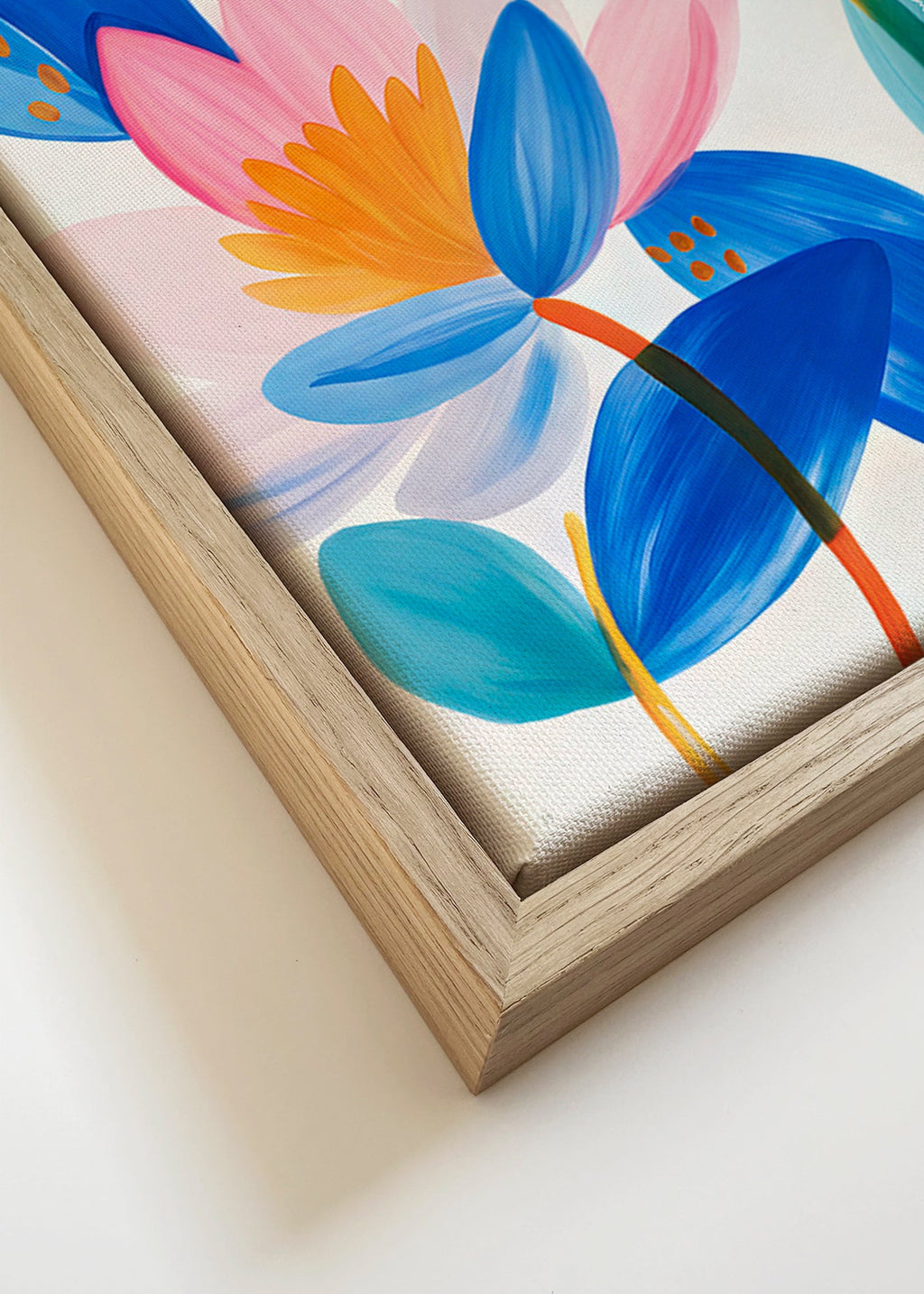 Botanischer Druck mit rosa und blauen Blüten