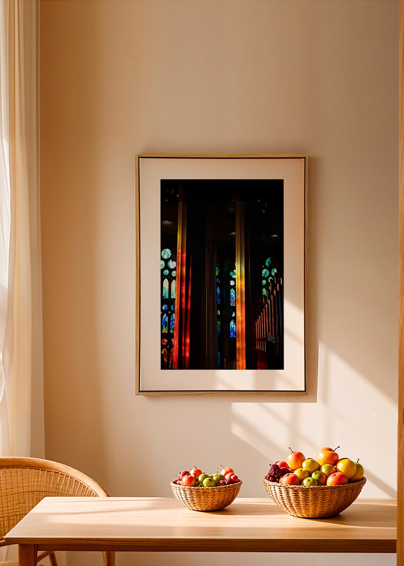 Fotografie der Kathedrale mit buntem Glaslicht