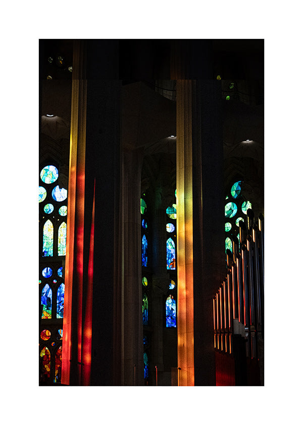 Fotografie der Kathedrale mit buntem Glaslicht