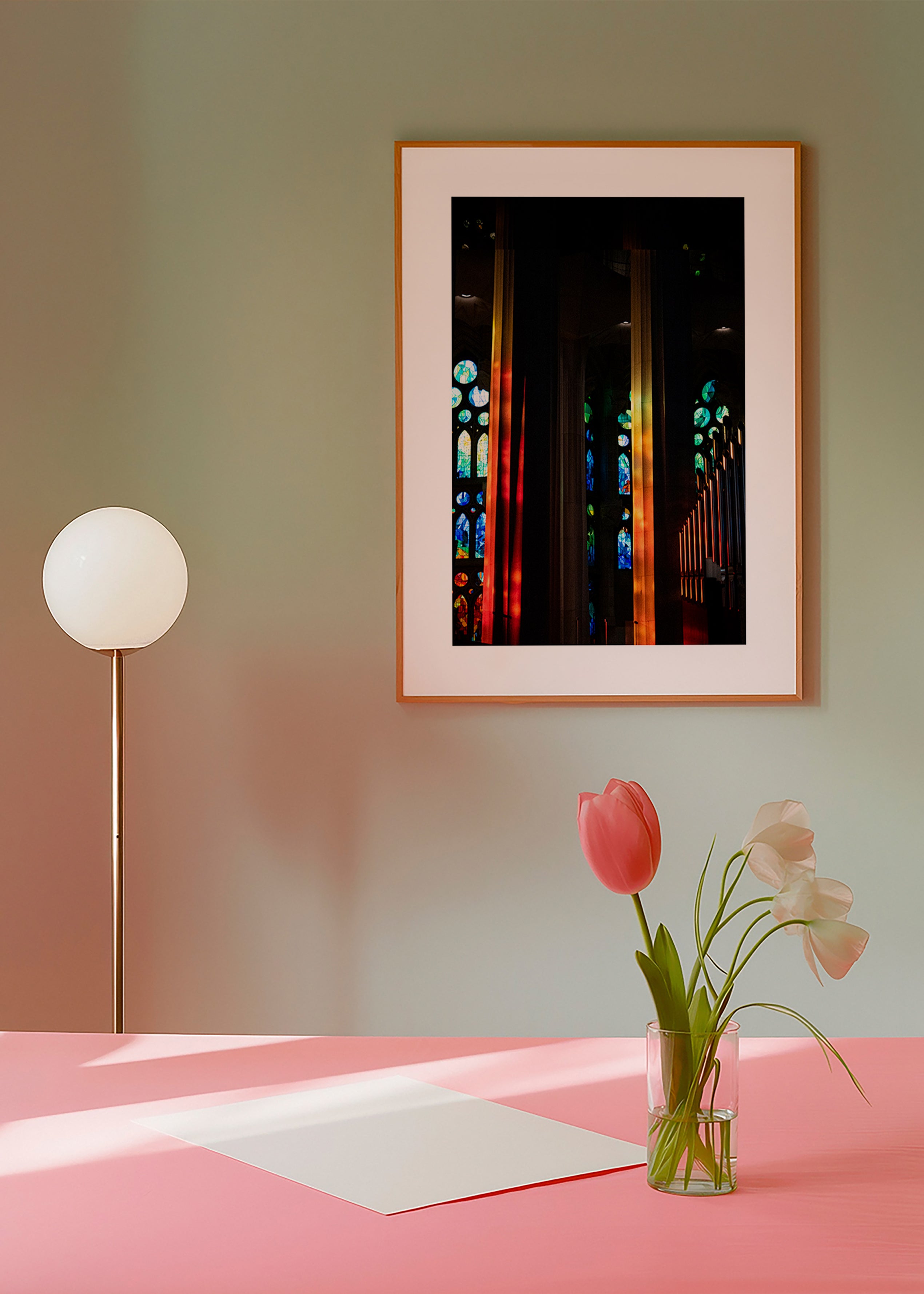 Fotografie der Kathedrale mit buntem Glaslicht
