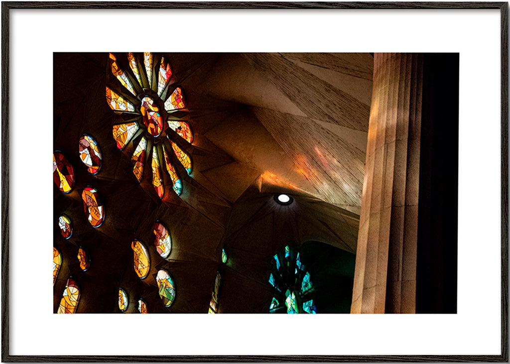 Architekturfotografie von Buntglas und warmem Licht
