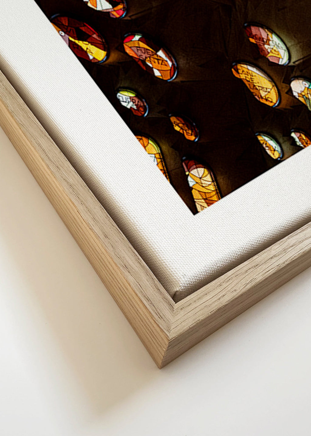 Architekturfotografie von Buntglas und warmem Licht
