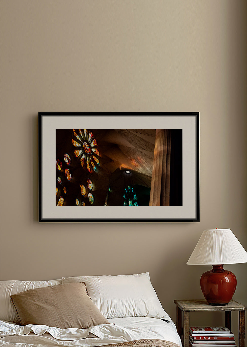 Architekturfotografie von Buntglas und warmem Licht