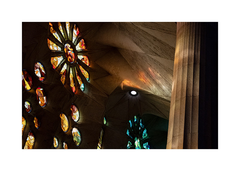 Architekturfotografie von Buntglas und warmem Licht