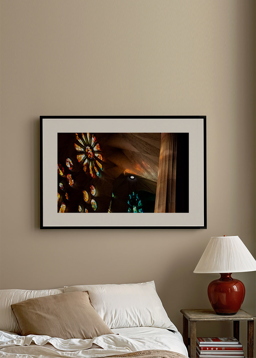 Architekturfotografie von Buntglas und warmem Licht