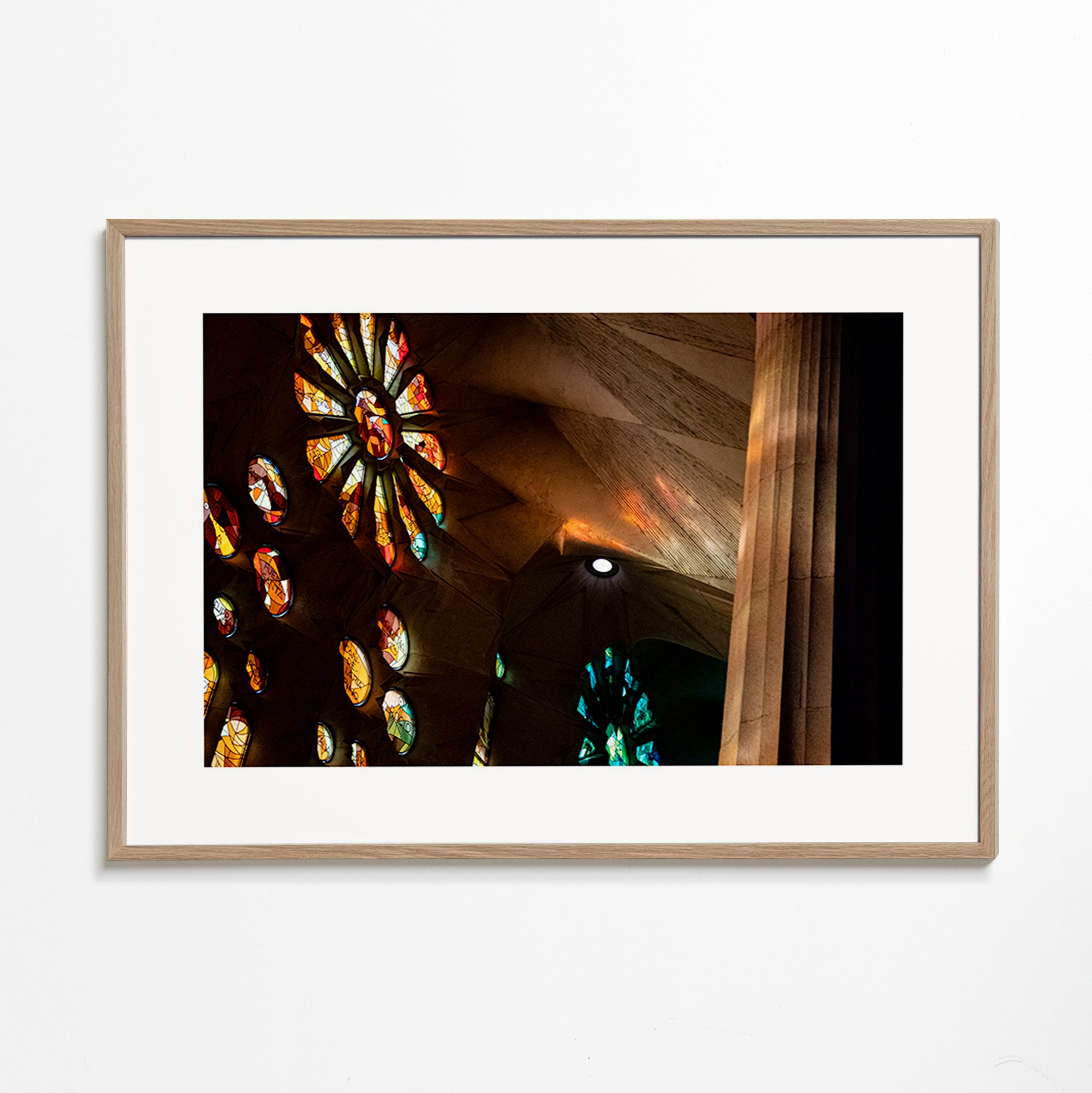 Architekturfotografie von Buntglas und warmem Licht