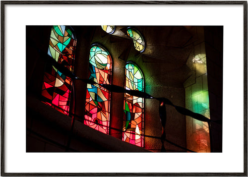 Fotografie von Buntglasfenstern im gotischen Innenraum