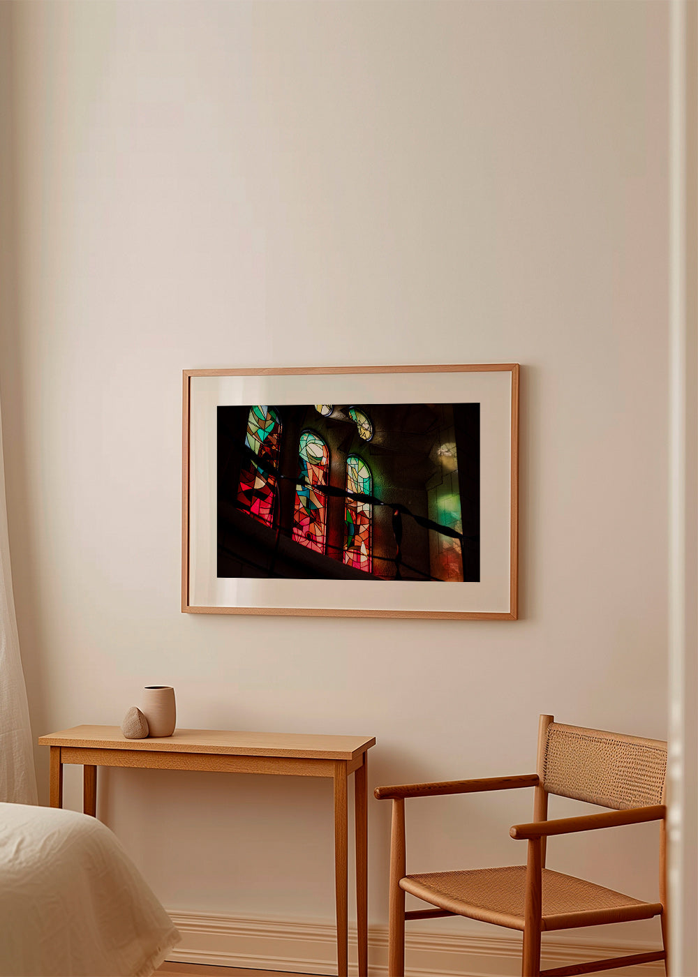 Fotografie von Buntglasfenstern im gotischen Innenraum