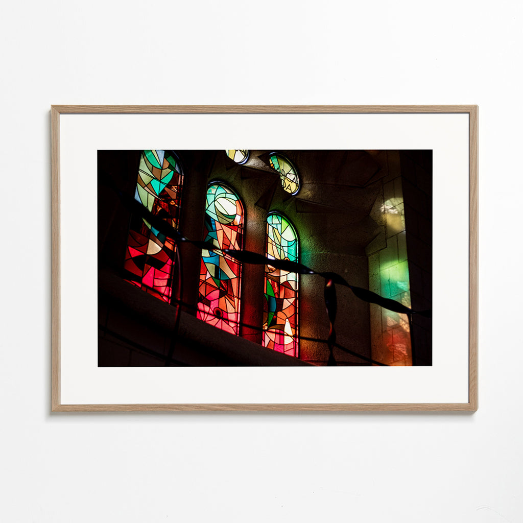 Fotografie von Buntglasfenstern im gotischen Innenraum