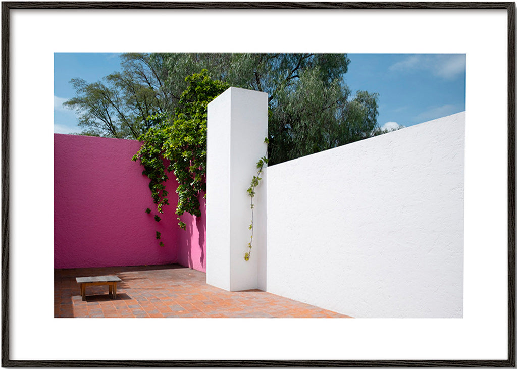 Minimalistisches Bild: rosa-weißer Innenhof