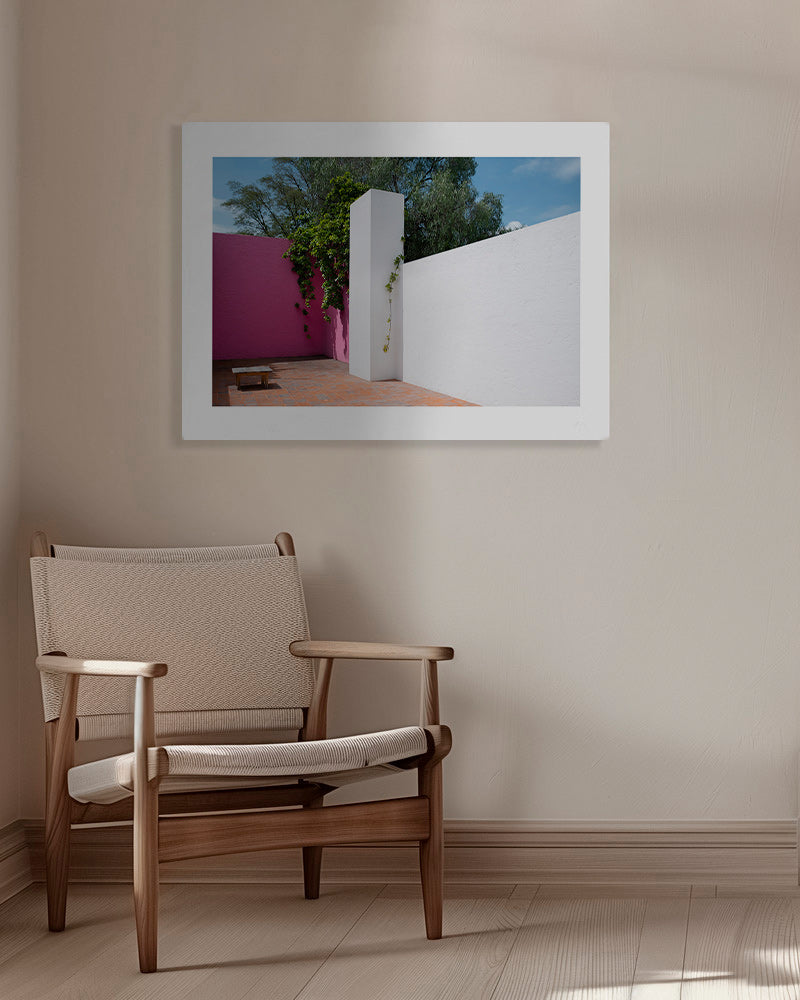 Minimalistisches Bild: rosa-weißer Innenhof